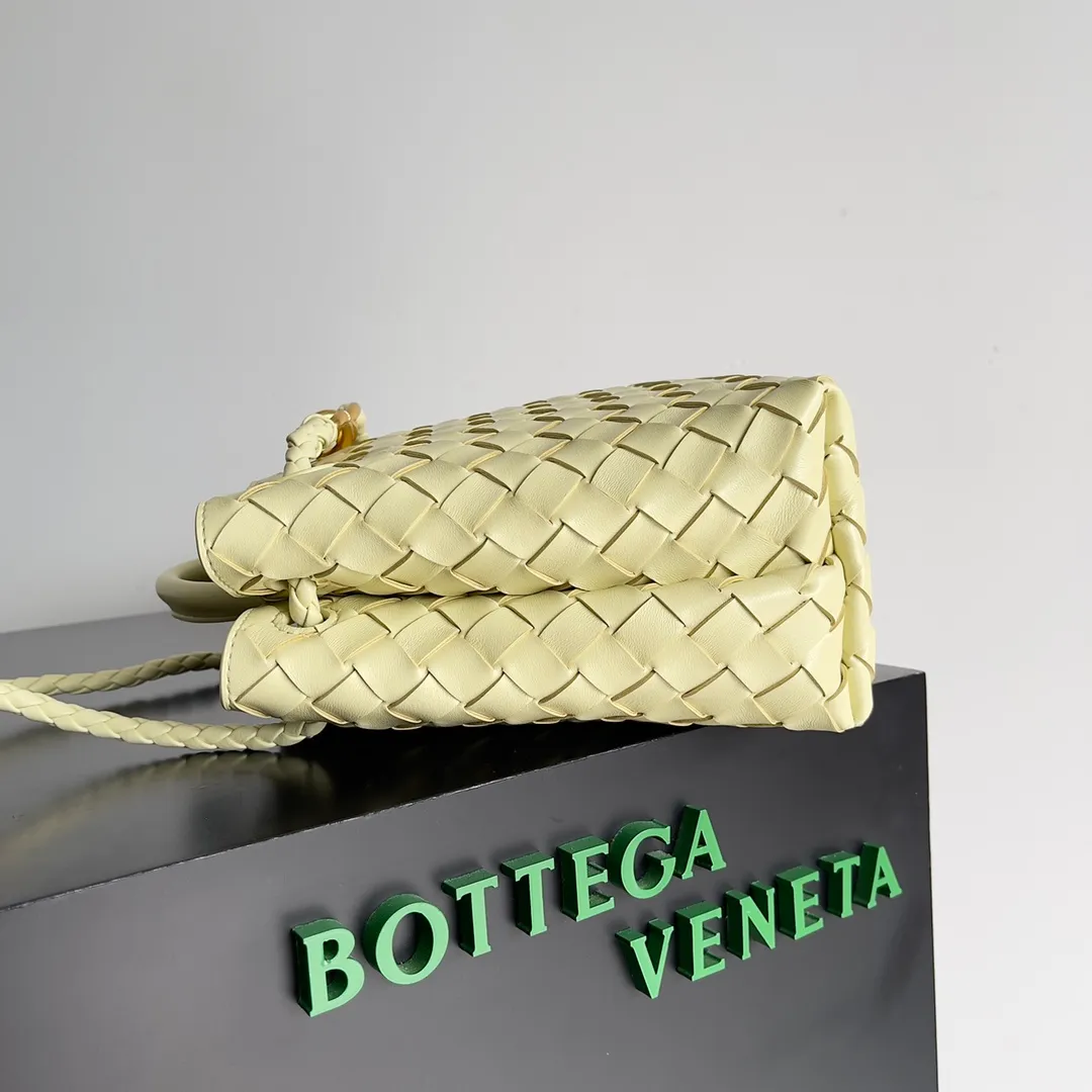 The 2023 new Andiamo batch of 1860 BV has been shipped‼ ️Really popular🔥The new Andiamo woven handbag launched by Bottega Veneta this season is really popular all over the world! ! Celebrities at home and abroad have worn it, and Oscar-winning actress Michelle Yeoh has taken it out on the street. Song Jia, Trai Yara, Yu Feihong, Sanji Ayaka, Rosie Hunting-Whiteley, Yoshioka Riho, etc. have all picked up this bag. It is classic and versatile, showing off its temperament, and the bag capacity is also large, which is very convenient for daily commuting! ! A variety of carrying methods, the shoulder straps can be adjusted by yourself, the original lambskin feels soft and delicate, and the neutral style is made to break gender boundaries and bring a more practical and longer-lasting use experience. Andiamo, which has both elegant and casual styles, perfectly interprets the true appearance of "fashionable old money style". Style number: 743568 Size: 25*22*10.5cm